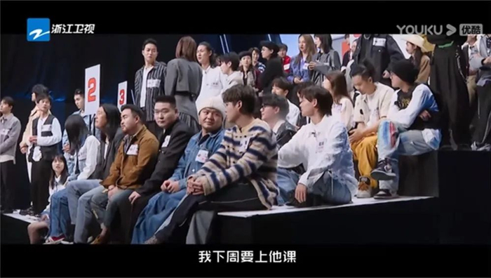 这个台阶、这个氛围，秀人们应该非常熟悉