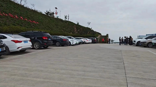 山顶平台停车较为有序。（本文照片均由仇龙杰摄） 