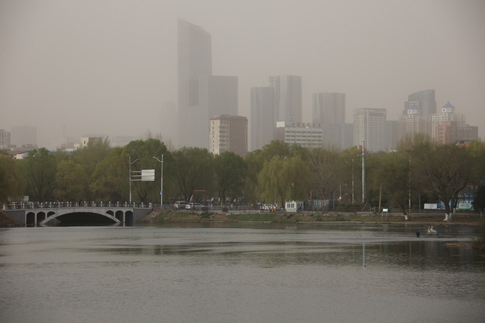 2023年4月12日，辽宁沈阳，当地出现雾霾天气，天空昏黄，能见度明显降低。IC 图
