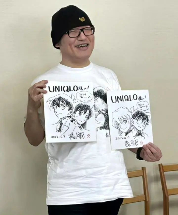 漫画原作者青山刚昌给联名系列做宣传时，也穿了这件柯哀款T恤