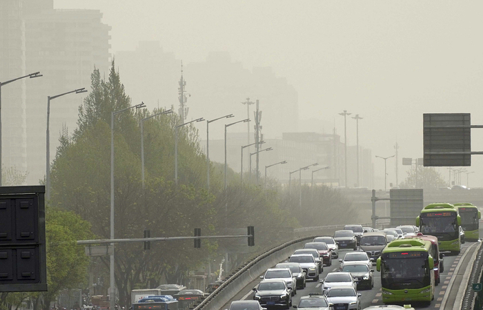 2023年4月13日，北京受到沙尘暴的影响，城市能见度很低。视觉中国 图