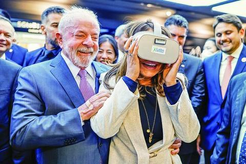 13日，巴西总统卢拉访问位于上海的华为创新中心。图为卢拉和夫人罗桑杰拉试戴虚拟现实眼镜。 （法新社）