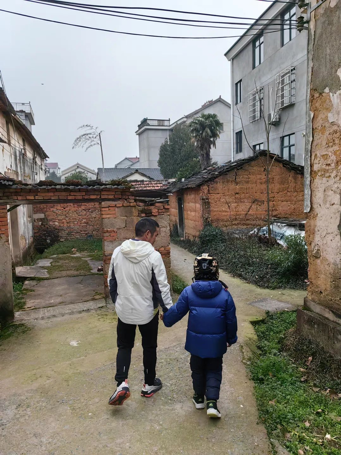 罗书坚拉着小柏出门放风。