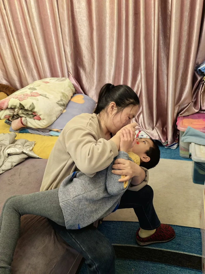 张艳君给小柏喂药。