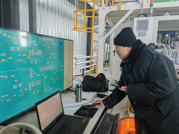 　　黑龙江富尔中秋农业科技发展有限公司工作人员正通过电脑监视生产线生产状况。新华社记者黄腾 摄