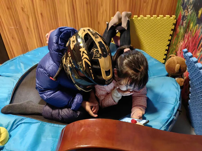 露露和小柏一块看手机。