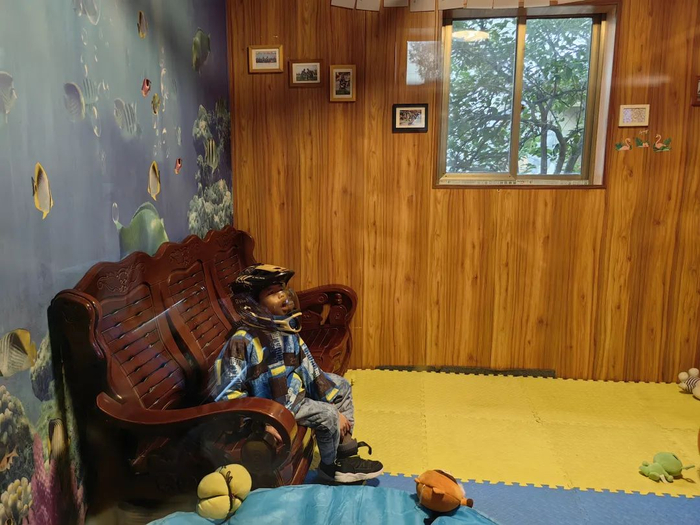 小柏白天经常一个人在康复室看电视。