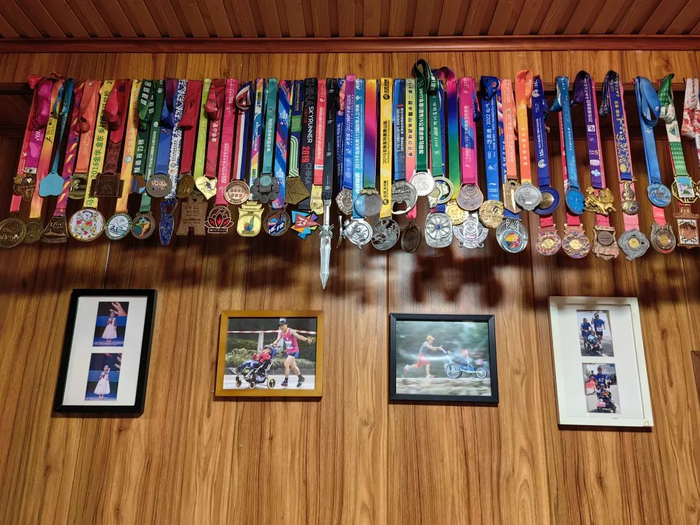 罗书坚带小柏跑了50多场马拉松。