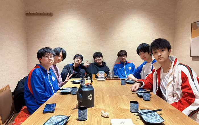 赢得卡位赛进入S组后，LGD大鹅的聚餐庆祝时刻。  图/杭州LGD大鹅