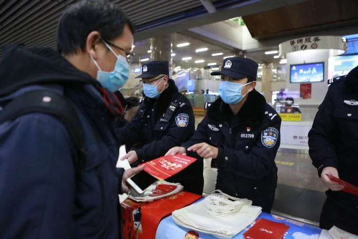 民警在北京西站组织安全乘车和反电诈宣传。  北京市公安局供图