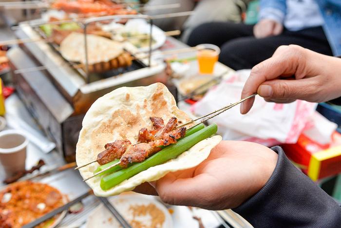 城事｜人均六七十，一家店一天能卖万串：淄博烧烤有多好吃？