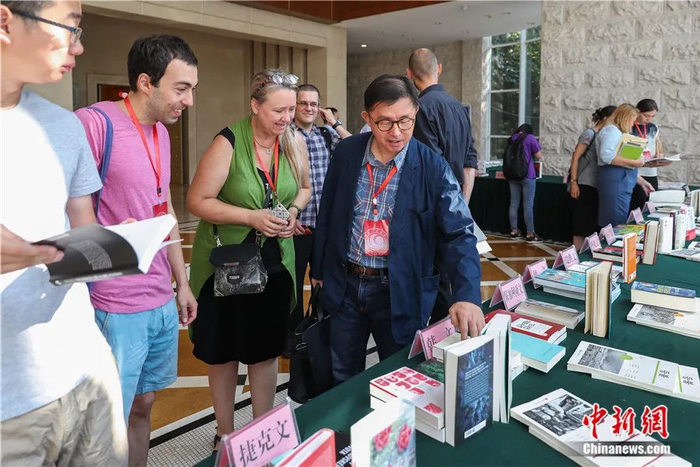 第五次汉学家文学翻译国际研讨会在贵阳市花溪举行。推动中国优秀文学作品对外译介、促进中国文学“走出去”。贺俊怡 摄