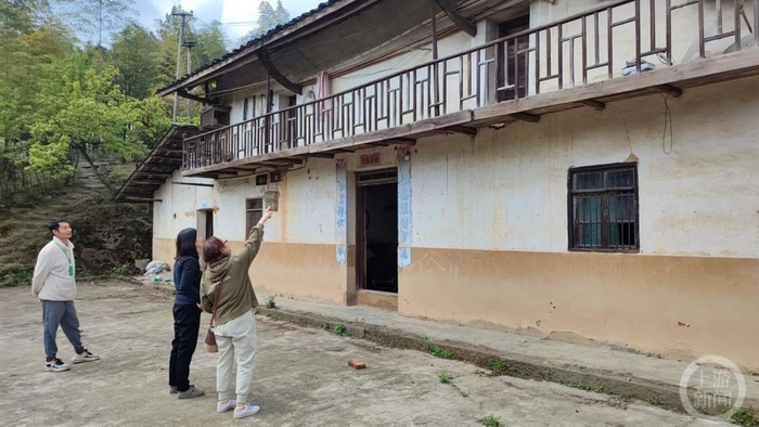 ▲曹先生（左一）带着客户到渝北农村看房。摄影/上游新闻记者 汤皓