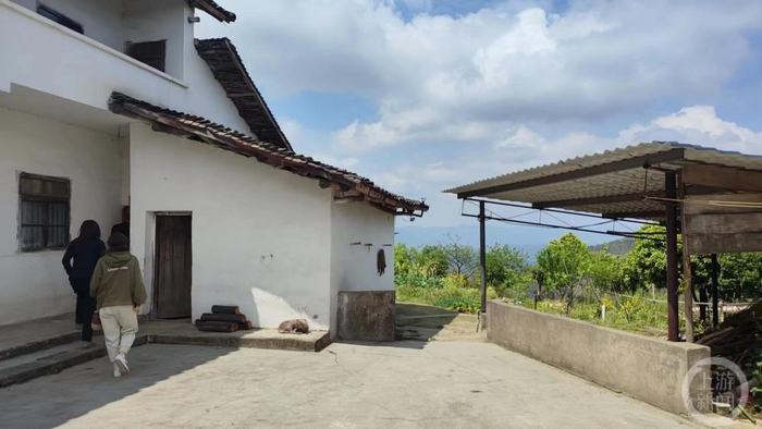 ▲客户在渝北农村看房，房前房后打扫得很干净。摄影/上游新闻记者 汤皓