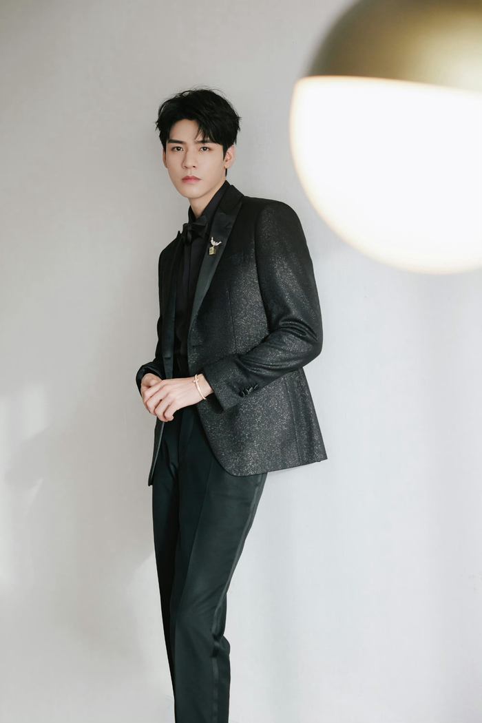 龚俊|古堡王子 帅哥今天很贵啊,英俊的脸庞高挺的鼻梁