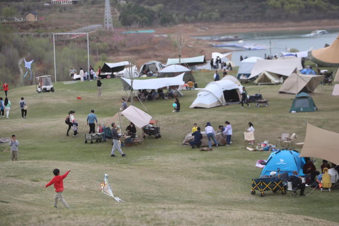 一名小朋友在草地上放风筝。新京报记者 薛珺 摄