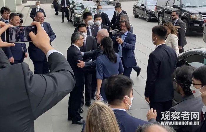 4月13日，卢拉参观华为上海研究所