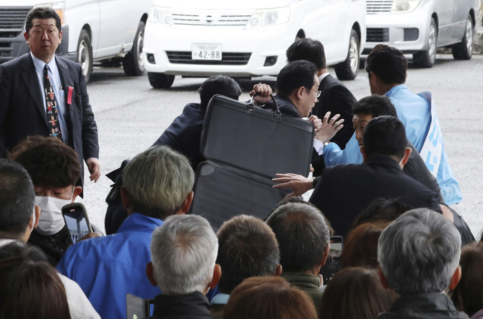 当地时间2023年4月15日，日本和歌山市，日本首相岸田文雄的演讲会场传出爆炸声，岸田文雄紧急撤离避难。图/视觉中国