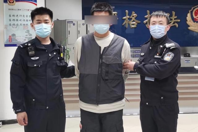 康某被首都机场公安抓获。首都机场警方供图
