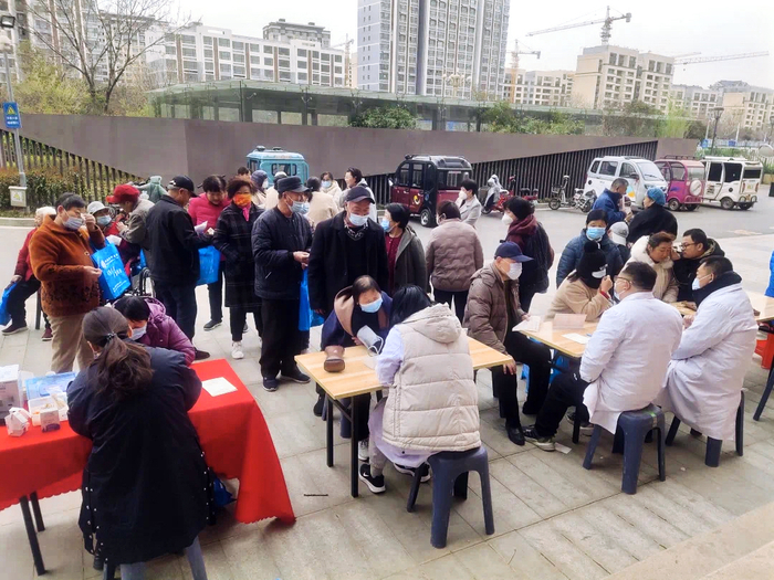 今年3月，济宁曲阜市中医院中医高层次人才义诊健康宣讲团在悦府小区为群众进行义诊。受访者供图
