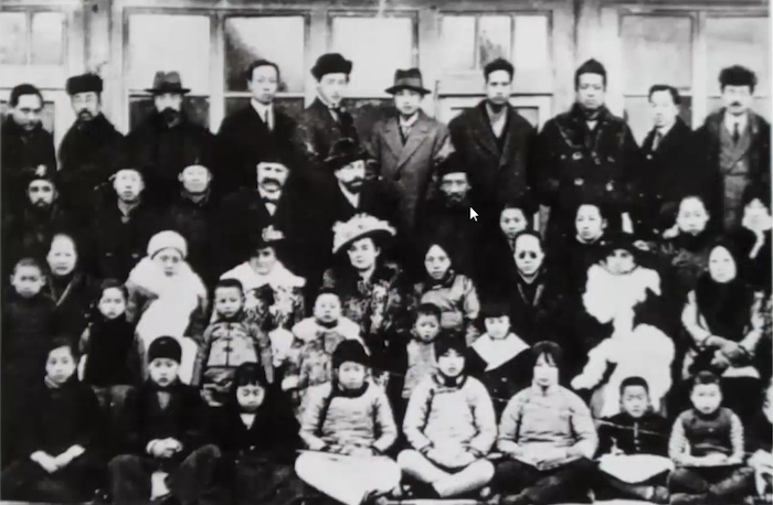 1918年徐悲鸿（后排右五） 被蔡元培聘为北京大学画法研究会导师