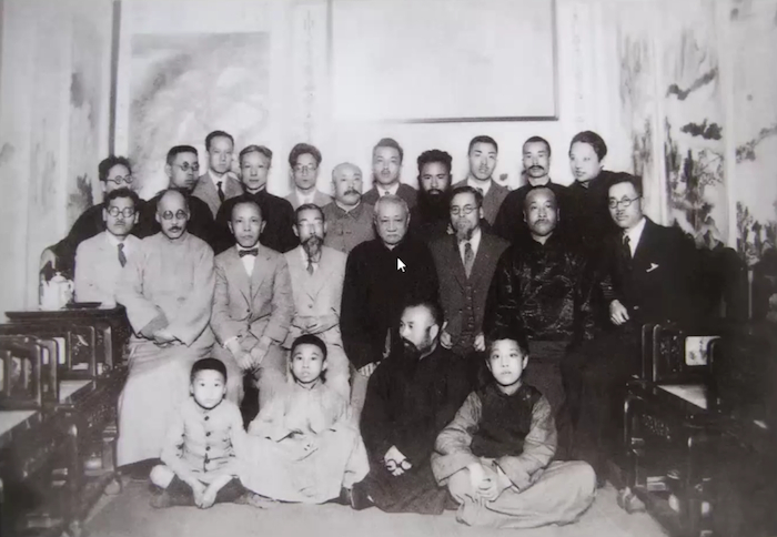 1929年黄宾虹（中排左二） 与中外画家合影，中排右四王一亭，后排右四张大千