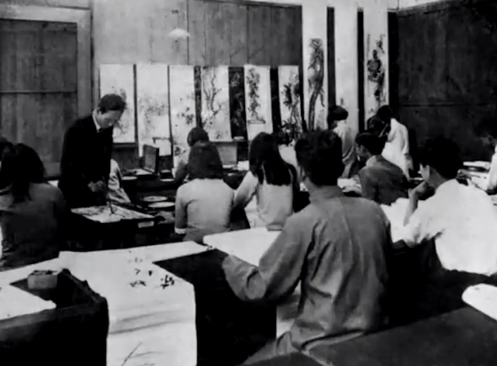 1920年代上海美术专科学校中国画系课堂教学，图中示范者为首任中国画系主任诸闻韵