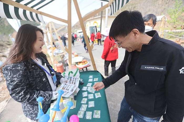 一位市民在挑选大城子镇的文创产品。新京报记者 王子诚 摄