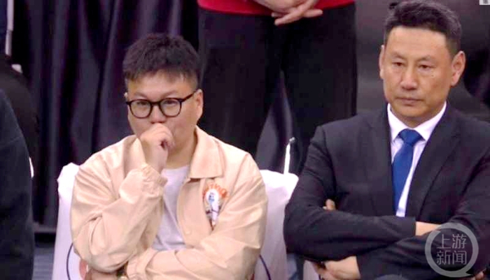 ▲江苏男篮总经理史琳杰（左）和主教练李楠。  图片来源/视频截屏