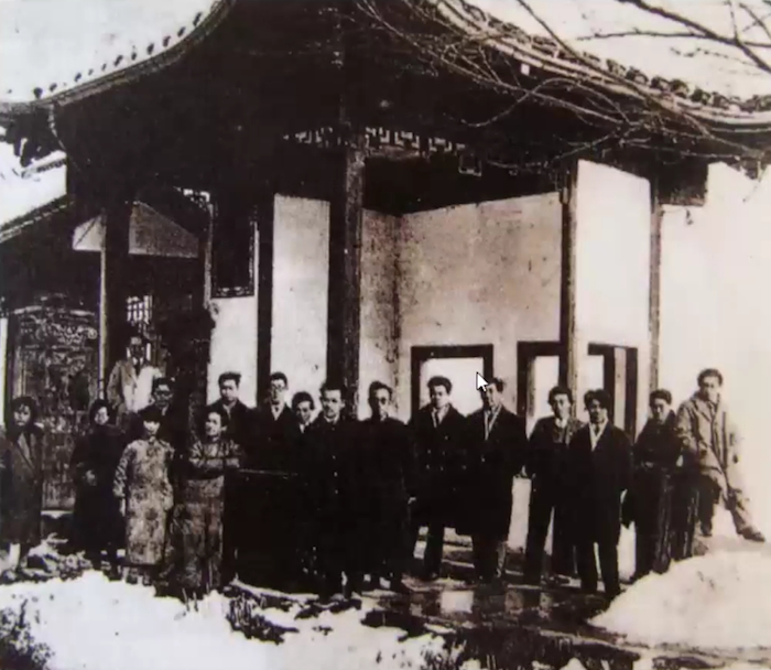 1928年国立西湖艺术院创办教职员校园合影，右一为林风眠，左八为潘天寿