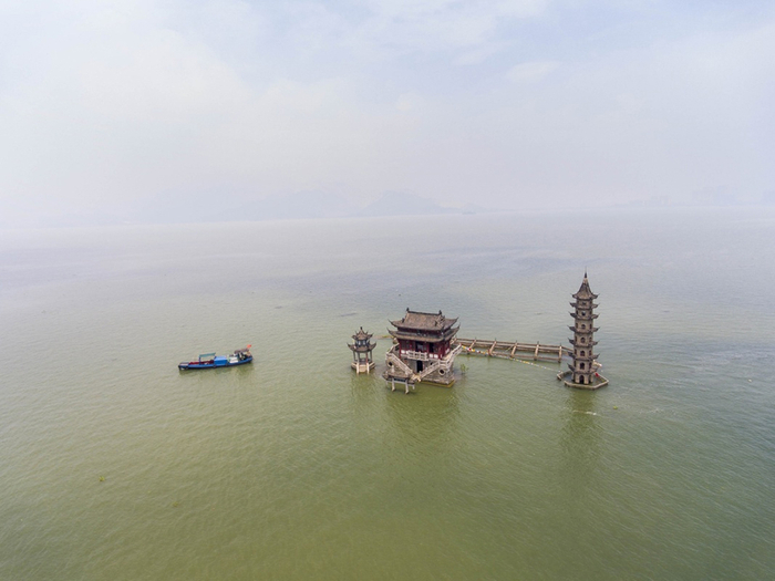 汛期的落星墩被湖水淹盖，仅露出亭塔等建筑。 图片来源于网络