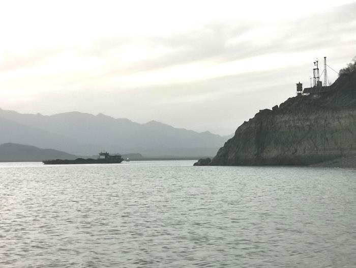 鄱阳湖水利枢纽工程的选址，位于长岭—屏峰山宽约3公里的入江水道上。