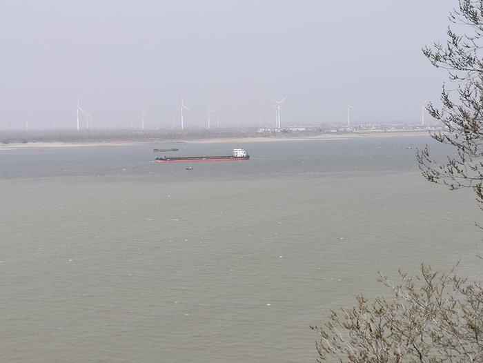 在湖口县石钟山拍摄鄱阳湖的湖水注入长江，领略“江湖两色”。