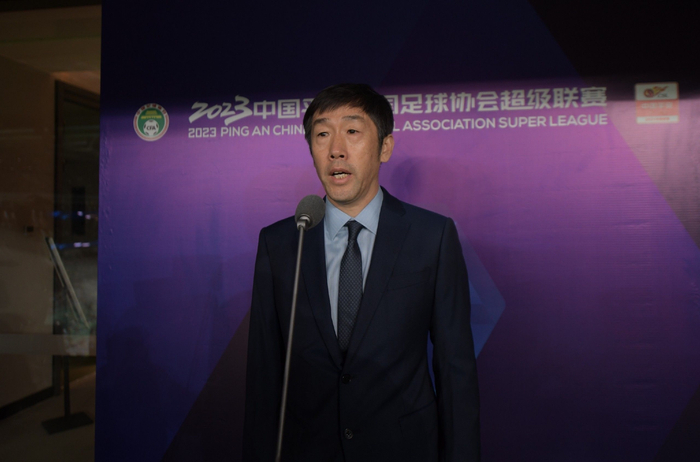 中国足协副主席高洪波宣布中超联赛开幕。