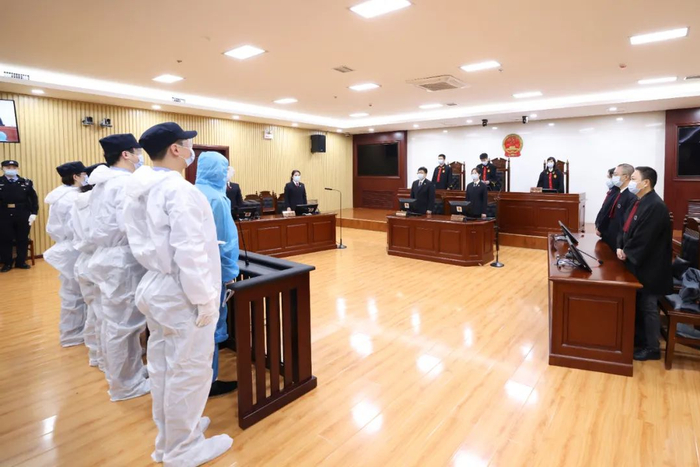 张明杰与同案被告人王绍玉受审 图片来源：哈尔滨发布