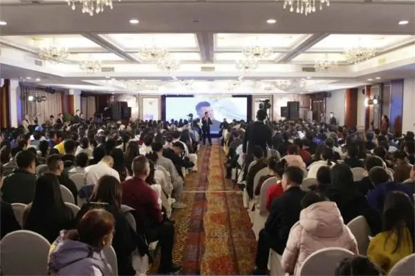 2月23日，杨涛鸣在宁波某酒店开展成功学培训课程。