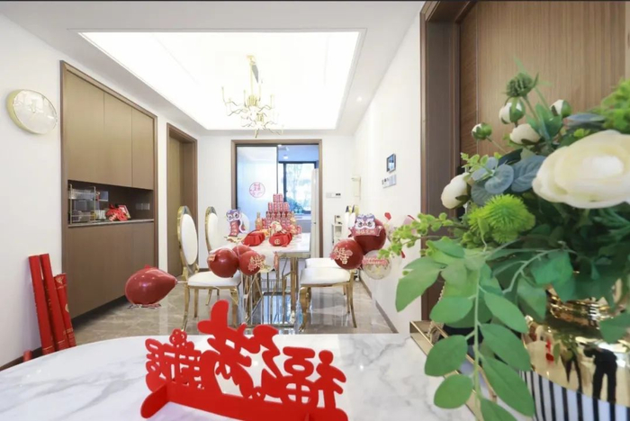 2023年除夕夜，陈长江一家在新家度过。受访者供图