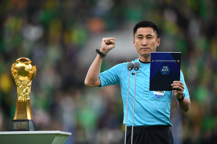 马宁代表裁判宣誓。