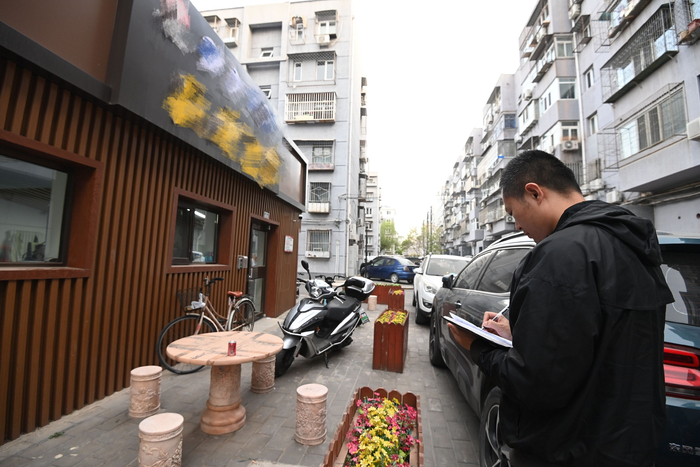 程龙办案时在某小区踩点侦查。受访者供图