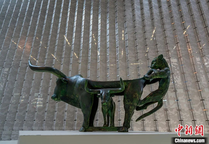 云南省博物馆新馆的镇馆之宝“牛虎铜案”。视觉中国供图