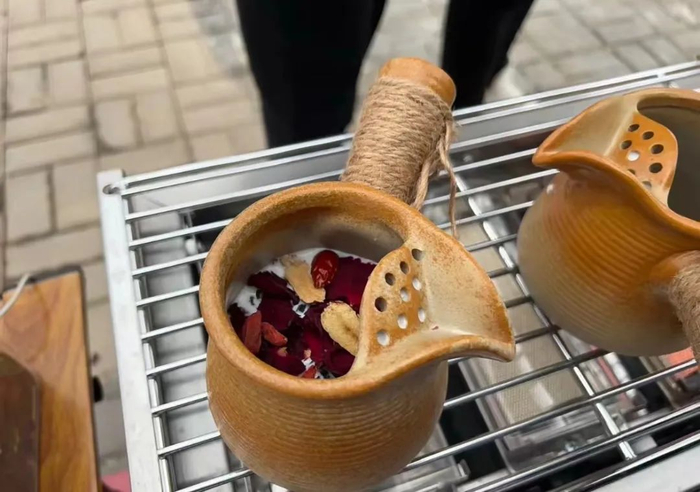 街头摆摊的“罐罐奶茶”，图源小红书博主@捧杯罐罐烤奶