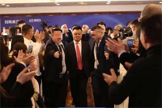 杨涛鸣被安保人员护送上台。受访者供图