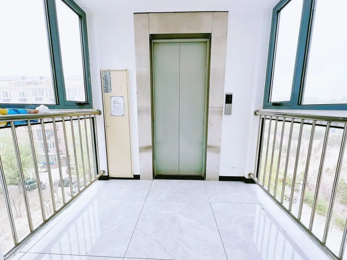 电梯间视野开阔、明亮通透。