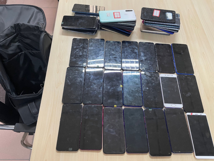 今年3月，顺义警方打掉一个为境外电诈集团提供技术中转通话服务的团伙，图为警方起获的作案通讯设备。新京报记者 张静姝 摄 