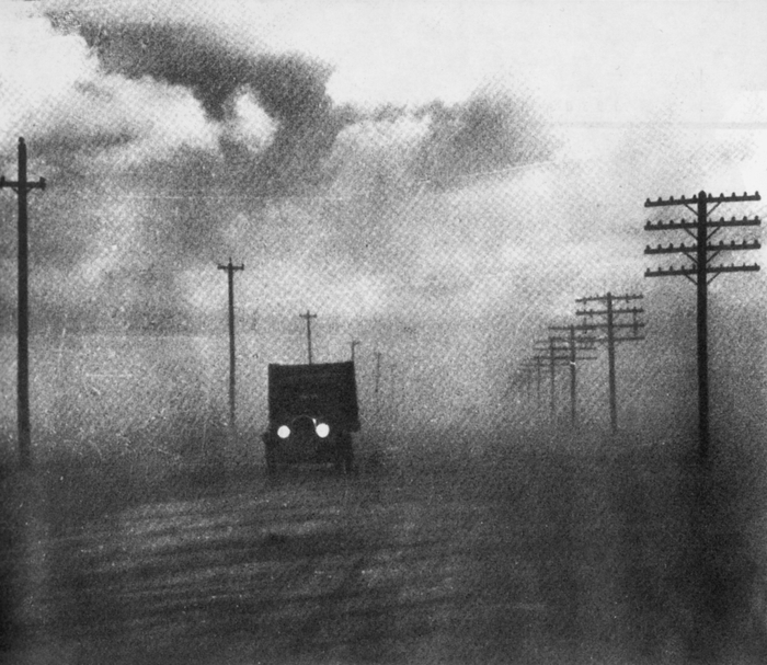 地面滚着流沙，风沙遮蔽天日，图片来自国家档案馆