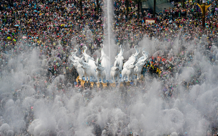 ▲4月15日，人们在云南省西双版纳傣族自治州景洪市泼水广场泼水狂欢。图/新华社