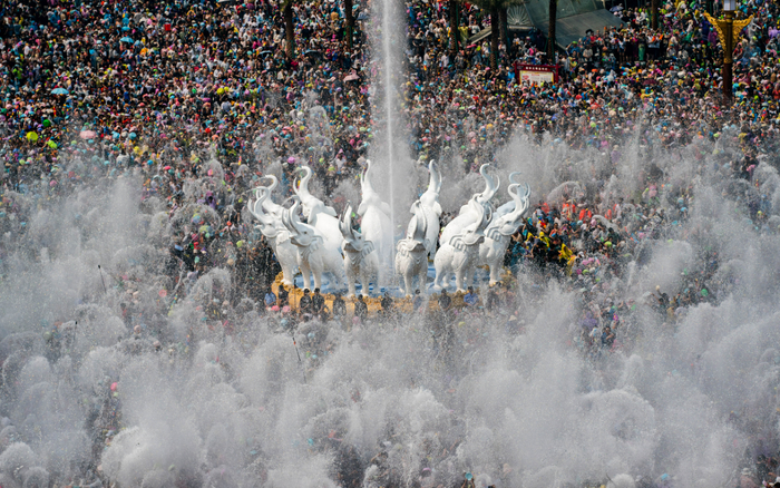 ▲4月15日，人们在云南省西双版纳傣族自治州景洪市泼水广场泼水狂欢。图/新华社