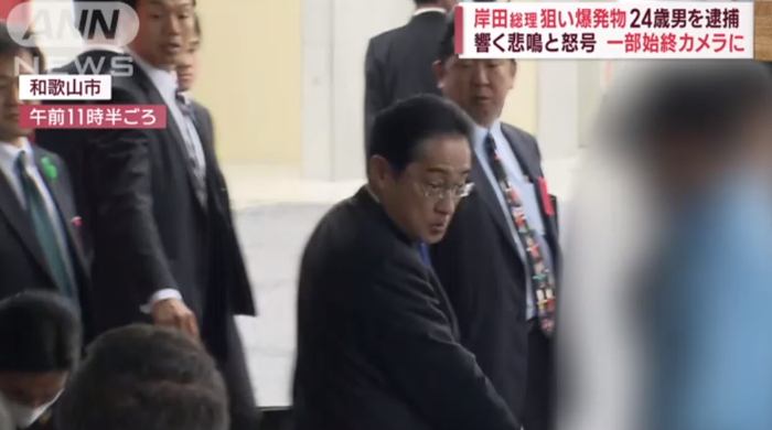 事发瞬间岸田文雄转身查看 图源：朝日电视台报道截图