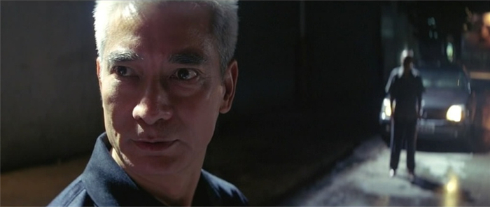 为子报仇的黑帮大佬和仇人，竟然都是六七十岁的老头，以一对一武士决战的方式选择了拼枪，也是非常有男人范的。