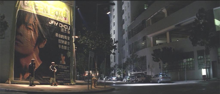 暗夜中的都市氛围，巨大的周杰伦海报，人物往那里一站，就有一种独特的造型气质。